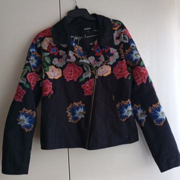 DESIGUAL NOVA ČRNO CVETLIČNO VEZENA JAKNA 42