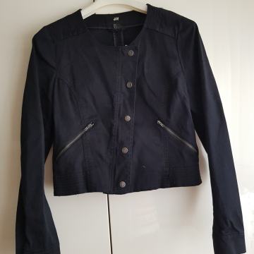 H&M NOVA ČRNA BOMBAŽNA KRATKA JAKNA 42