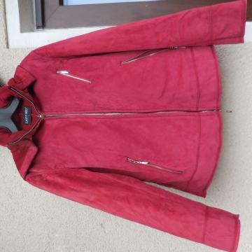 KRATKA RDEČA JAKNA S KAPUCO M/L