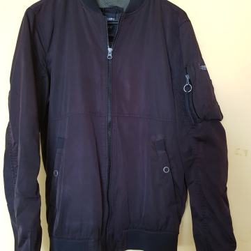 PULL&BEAR ČRNA PREHODNA JAKNA S