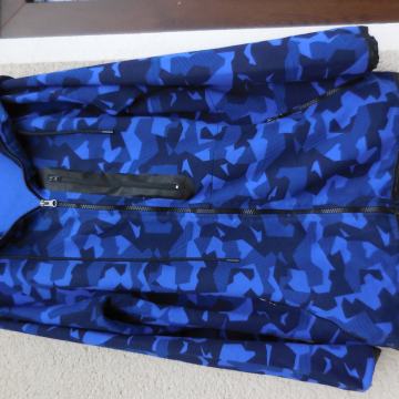 VIOLENTO MODRO ČRNA JAKNA S KAPUCO L