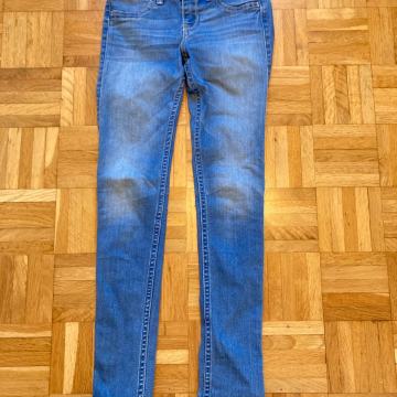 ABERCROMBIE KIDS-DEKLIŠKE KAVBOJKE