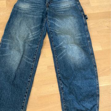 Bershka zenske jeanske 36