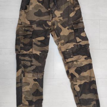 št. 152 / 158 ( 12 - 13 let ) jogger hlače vojaški vzorec