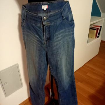 Kvalitetne in brezhibne ženske jeans hlače velikost 48