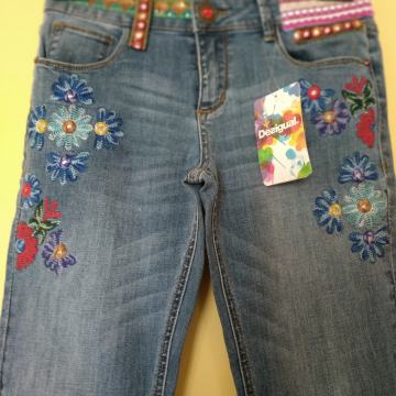 DESIGUAL CVETLIČNE KAVBOJKE Z VEZENINO 26