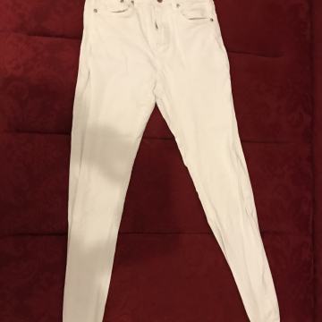 Elegantne bele hlače Stradivarius – št. 36 (enkrat nošene)