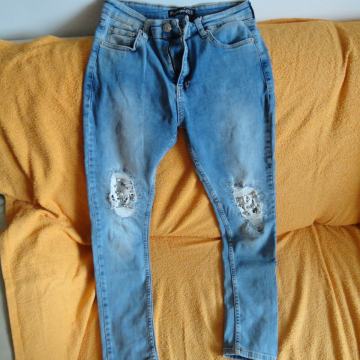 hlače jeans št40/L s prelicami moderne nove.