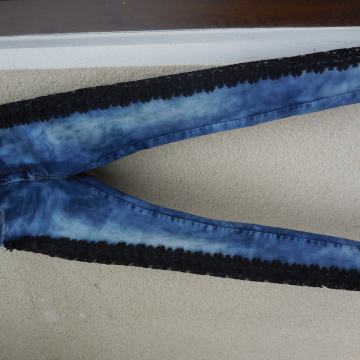 NOVE KAVBOJKE S ČRNO ČIPKO 36