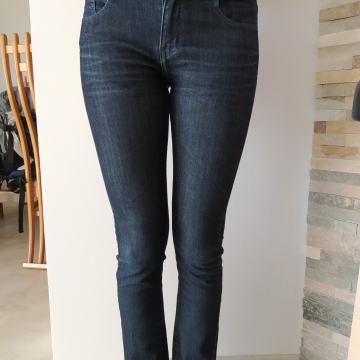 Temnejše jeans hlače