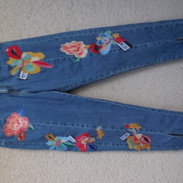 NOVE ZARA JEANS CVETLIČNE HLAČE Z ETIKETO 38 NC 49€