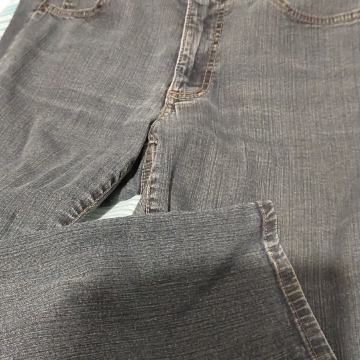 Ženske kavbojke 40- 2kom