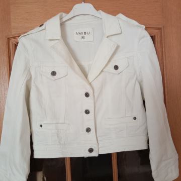 AMISU BELA KRATKA JEANS JAKNA 40
