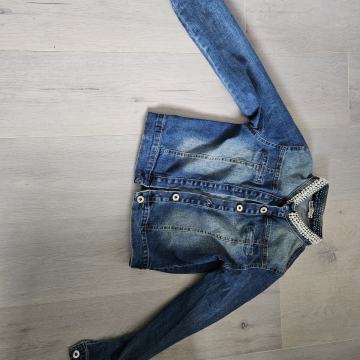 IVET . BG JEANS ŽENSKA JAKNA. Piše, da je M velikost ampak je bolj S