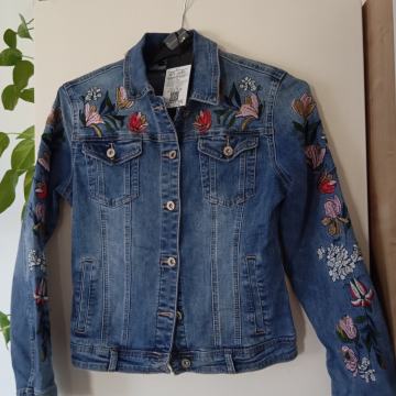 NOVA JEANS JAKNA Z VEZENINO IN ETIKETO 38/40