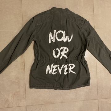 Zelo lepa modna JEANS JAKNA olivno zelena NOW OR NEVER - vel. M