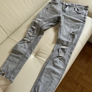 Moške kavbojke Bershka Man, št. 29, sive, strgane
