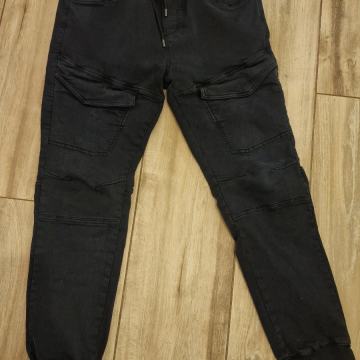 več kosov hlač številka M in L