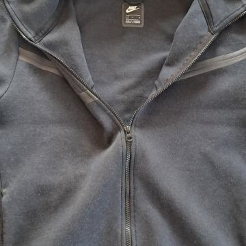Prodam črn tech fleece skoraj nerabljen