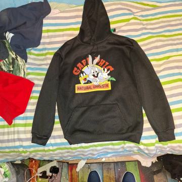 Topla jopa s kapuco z lepo sliko na prsih