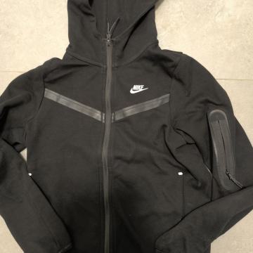 Nike Tech Fleece št. S (128 -137 cm)