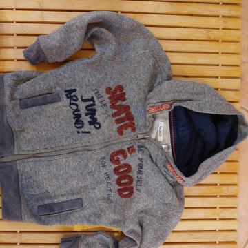 Okaidi 98 kosmatena mikica s kapuco