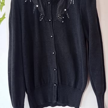 NOVA ČRNA PLETENA JOPICA S PERLAMI M