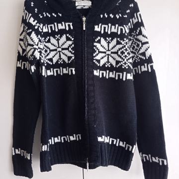 ČRNO BELA PLETENA JOPICA S KAPUCO 38/40