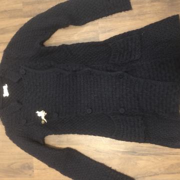 Dolga pletena jopica temno modre barve