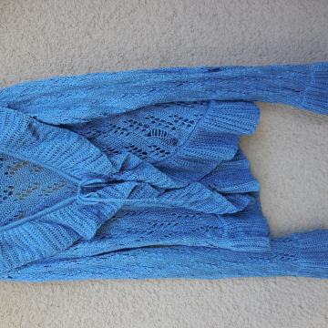 NOVA MODRO PLETENA JOPICA Z ETIKETO M