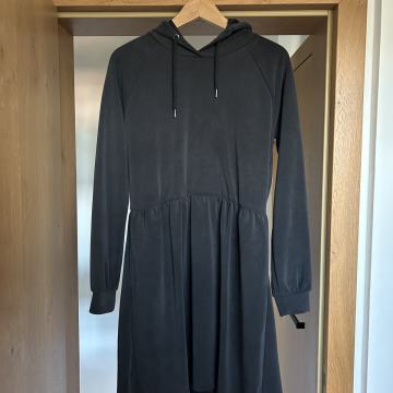 More&more daljsi pulover s kapuco iz modala