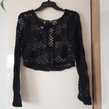 NOV ČRN PLETEN BOLERO M