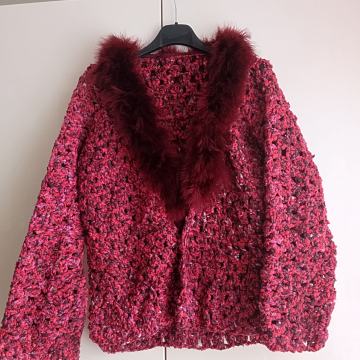 NOVA RDEČA ROČNO PLETENA JOPICA S KRZNOM 40