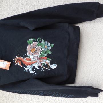 STREET DIVISION ČRNA JOPICA Z ETIKETO (59,90€)