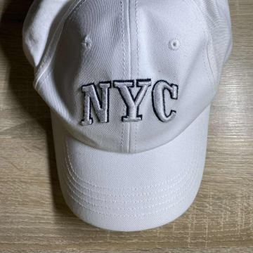 Bela NYC kapa s šiltom