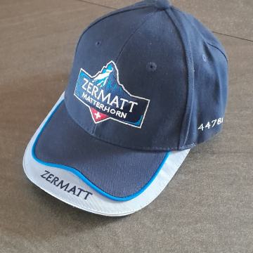 Kapa s scitom z napisom Zermatt