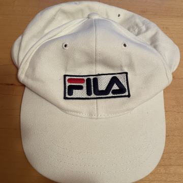 KAPA S ŠILTOM FILA, BELA