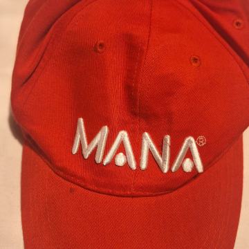 KAPA S ŠILTOM -  RDEČA BARVA