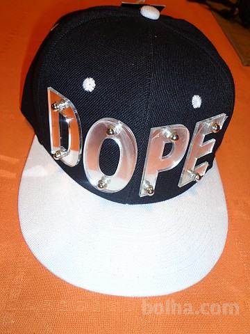 kapa s šiltom z modnim napisom