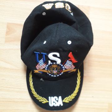 Kapa USA,vezena-Nova + Kostkoti GRATIS