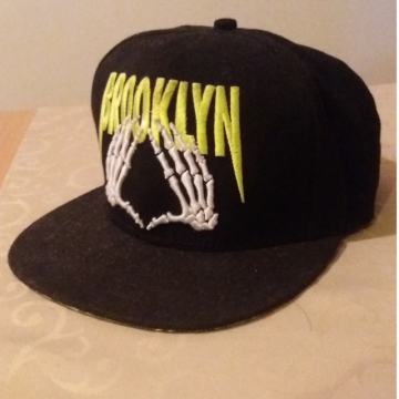 Kapa tipa Snapback s ščitom - šiltom