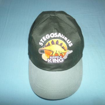 Šilt kapa Stegosaurus (NOVA)