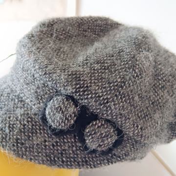 VOLNENA ŽENSKA KAPA - BARETA SIVE BARVE S ŠILTOM
