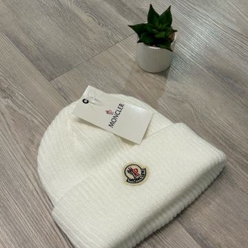 Bela Moncler kapa
