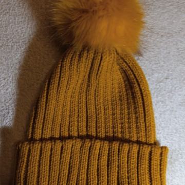 Ž kapa nova pletena temno rumena, 20€