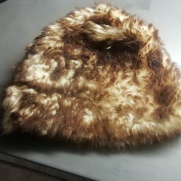 KAPA ZENSKA 48 CM CENA 8,5 EUR