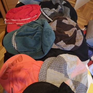 Kape, baretke s šiltom