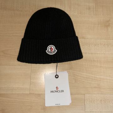 Prodajam črno Moncler kapo, popolnoma novo in nerabljeno!