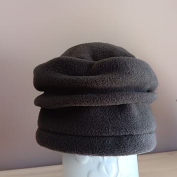 RJAVA ŽENSKA KAPA IZ FLISA