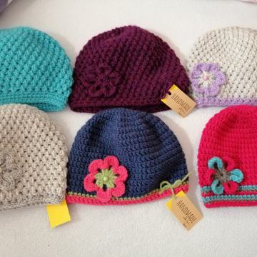 Volnene kvačkane kape ročno delo